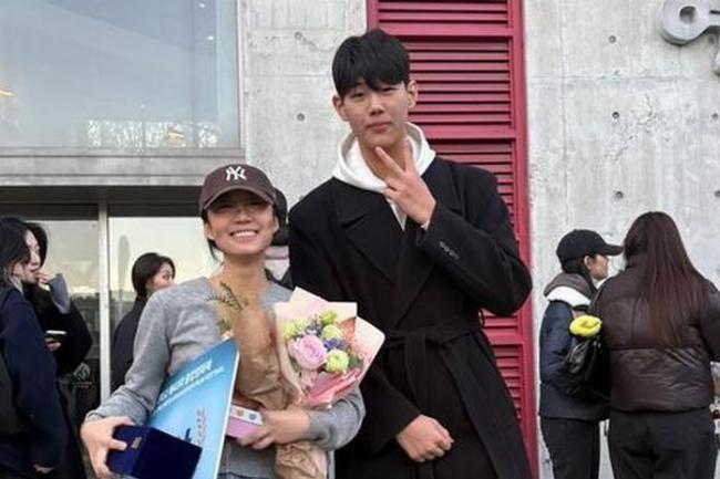 Ảnh Bang Jun Hyuk hiện tại, thể hiện phong cách trưởng thành và năng động