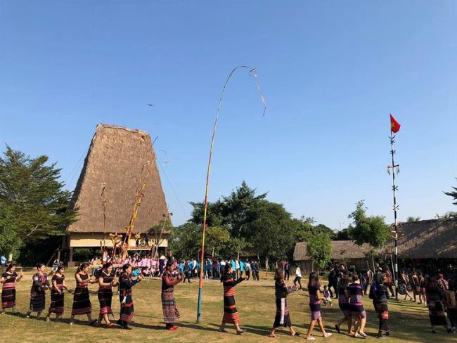 Minh họa bàn tay đang chia bài hoặc chơi bài, với một chiếc đồng hồ hoặc lịch hiển thị việc quản lý thời gian, và biểu tượng "ngân sách" nhỏ gọn.