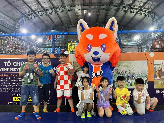 Game thủ thư giãn và giải nhiệt với ly cà phê băng tuyết trong phiên chơi game