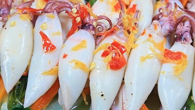 Đĩa mực trứng hấp gừng sả đã hoàn thành cùng nước chấm và rau ăn kèm