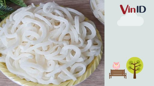 Dừa sợi ngâm đường chuẩn bị sên mứt dừa truyền thống