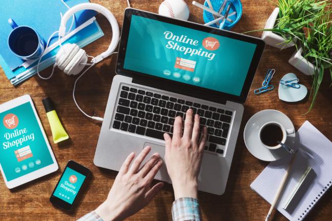 Các sản phẩm handmade được trưng bày đẹp mắt để bán online