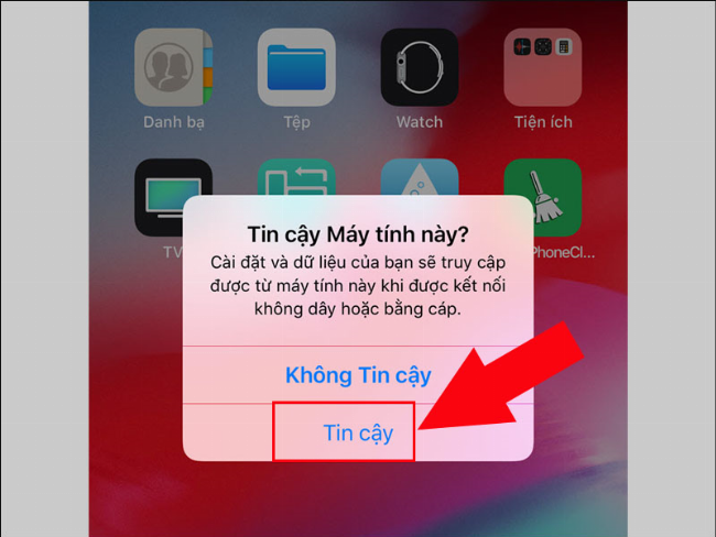 Minh họa so sánh các phương pháp copy ảnh vào iPhone như lưu trữ đám mây, kết nối cáp và ứng dụng không dây