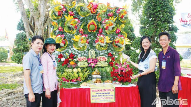 Cách trưng bày rồng phượng làm từ trái cây trên bàn thờ hoặc mâm ngũ quả trong các dịp lễ quan trọng