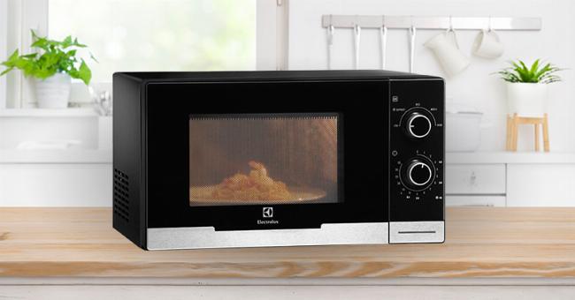 Cách vệ sinh khoang lò vi sóng Electrolux có nướng sau khi sử dụng