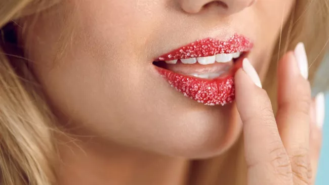 Các bước thực hiện tẩy tế bào chết môi tại nhà đúng cách và an toàn