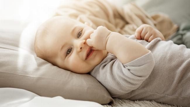 Cha mẹ hạnh phúc chơi đùa cùng trẻ sơ sinh khỏe mạnh