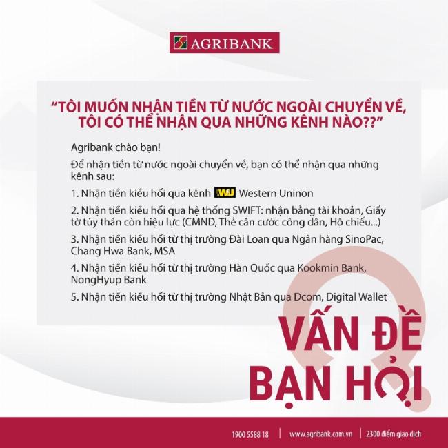 Hình ảnh người đổi tiền Đô la Singapore tại quầy giao dịch ngân hàng ở Việt Nam