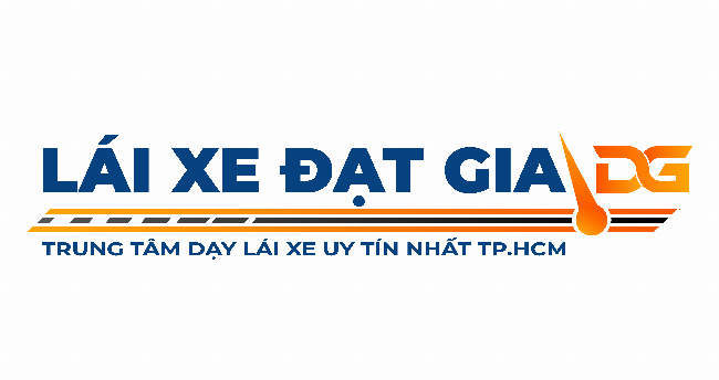 Học viên thực hành lái xe B1 nhận được sự chỉ dẫn tận tình từ giáo viên.