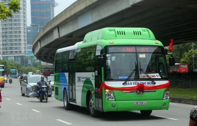 Một người đang nghiên cứu và phân tích bảng kết quả xổ số miền Bắc lịch sử năm 2016