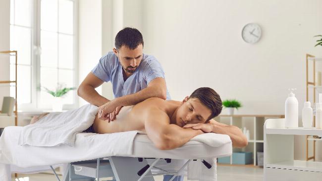 Hình ảnh người tự bấm huyệt vùng lưng chữa yếu sinh lý tại nhà