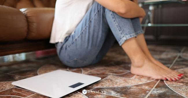 Hình ảnh một người đang cẩn thận đặt vật cần cân vào chính giữa mặt cân điện tử
