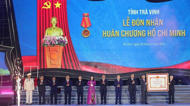 Ca si Bang Tam tren san khau, ben canh la hinh anh gia dinh la nguon dong luc