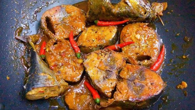 Mon ca ngu kho tieu voi mau nau canh gian va ot xanh do bat mat