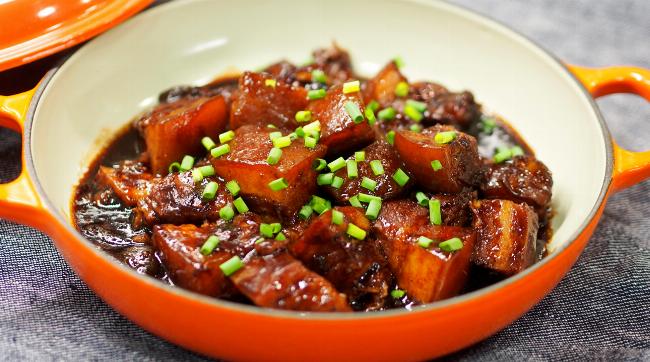 Noi nuoc sam dang duoc dun tren bep tao ra nuoc sac bo duong
