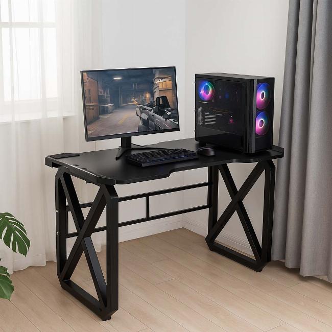 Goc setup gaming hien dai voi ban ghe den rgb va phu kien day du