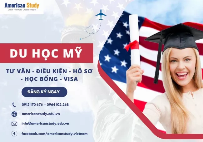 Một người trẻ đang nhìn vào bảng quy đổi điểm IELTS với các mục tiêu cụ thể và kế hoạch học tập được phác thảo trên giấy tờ