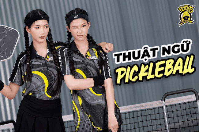 Một người chơi đang thực hiện cú đánh smash mạnh mẽ trong game đánh cầu, biểu thị mẹo chơi hiệu quả