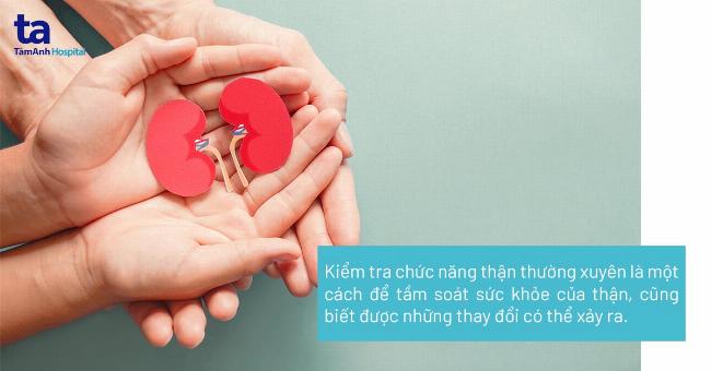 Một người đang uống nước lọc và thực hiện các hoạt động thể chất để phòng ngừa sỏi thận