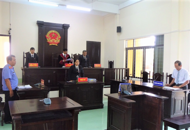 Hình ảnh minh họa việc chuẩn bị tập hồ sơ pháp lý cần thiết cho quá trình hướng dẫn khởi kiện đòi nợ tiền tại tòa án