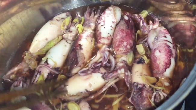 Sơ chế mực trứng tươi ngon để chuẩn bị cho món hấp gừng sả