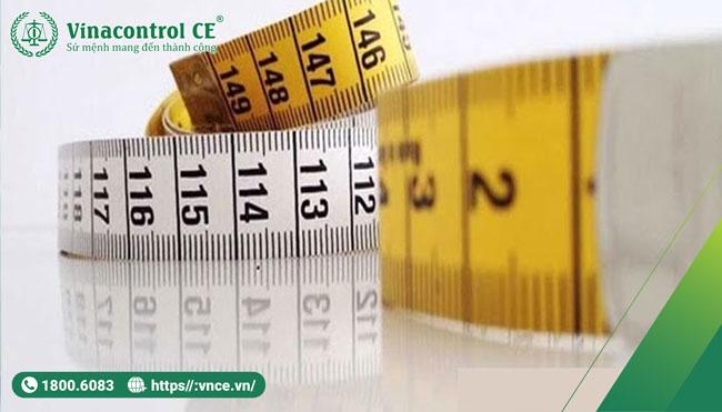Hình ảnh minh họa thước đo hiển thị cả đơn vị centimet và inch để so sánh trực quan
