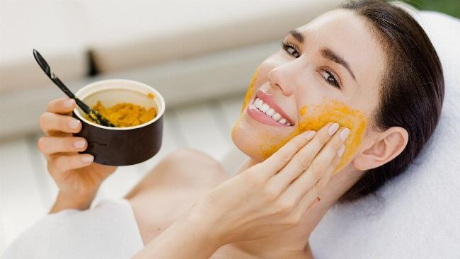 Mặt nạ dưỡng da bằng nghệ tự nhiên giúp da sáng mịn và khỏe mạnh