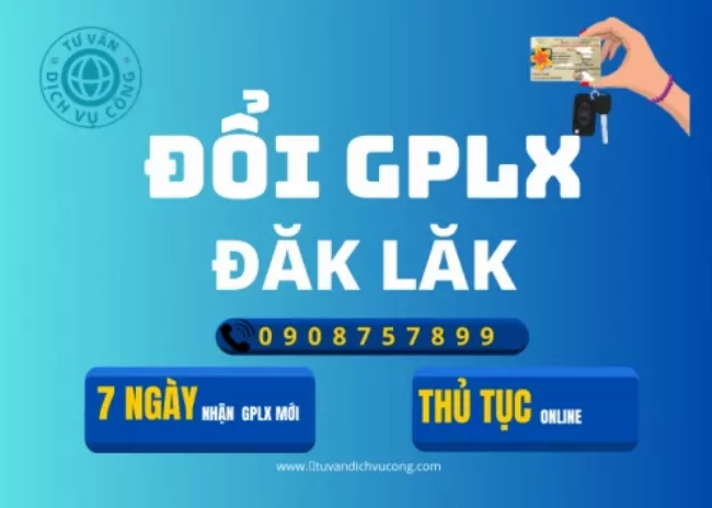 Cán bộ tiếp nhận hồ sơ đổi bằng lái xe ô tô tại cơ quan nhà nước, người dân đang nộp giấy tờ