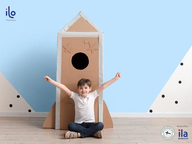 Vật liệu và dụng cụ cần thiết để hướng dẫn làm nhà bằng bìa cát tông đơn giản tại nhà