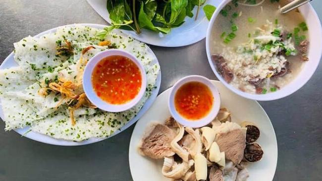 Nguyên liệu cháo lòng tươi ngon đã được sơ chế sẵn sàng cho các bước nấu tiếp theo