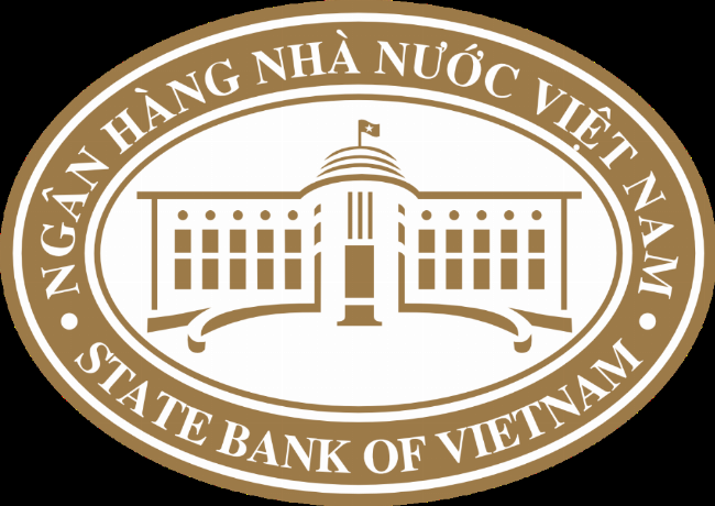 Người dùng đang xem xét bảng sao kê thẻ tín dụng Vietcombank trên máy tính, biểu tượng tiền tệ và biểu đồ tài chính xung quanh