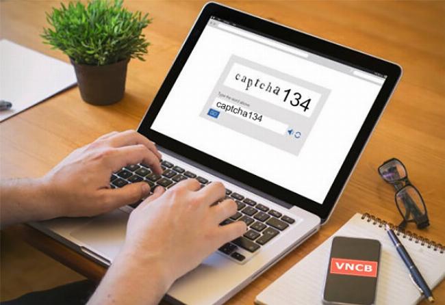 Hình ảnh người đang gõ captcha trên máy tính để kiếm tiền online