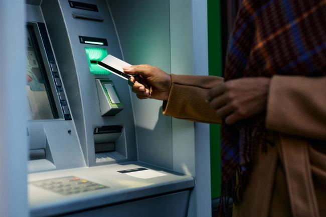 Giao diện màn hình ATM Vietcombank hướng dẫn cách rút tiền mặt an toàn